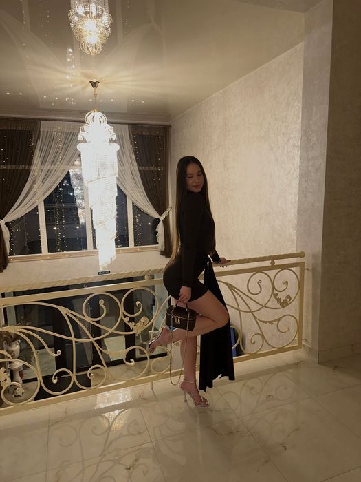 Шоколадна сукня з шлейфом