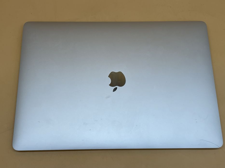 Macbook pro 2018 15.4 як не робочий