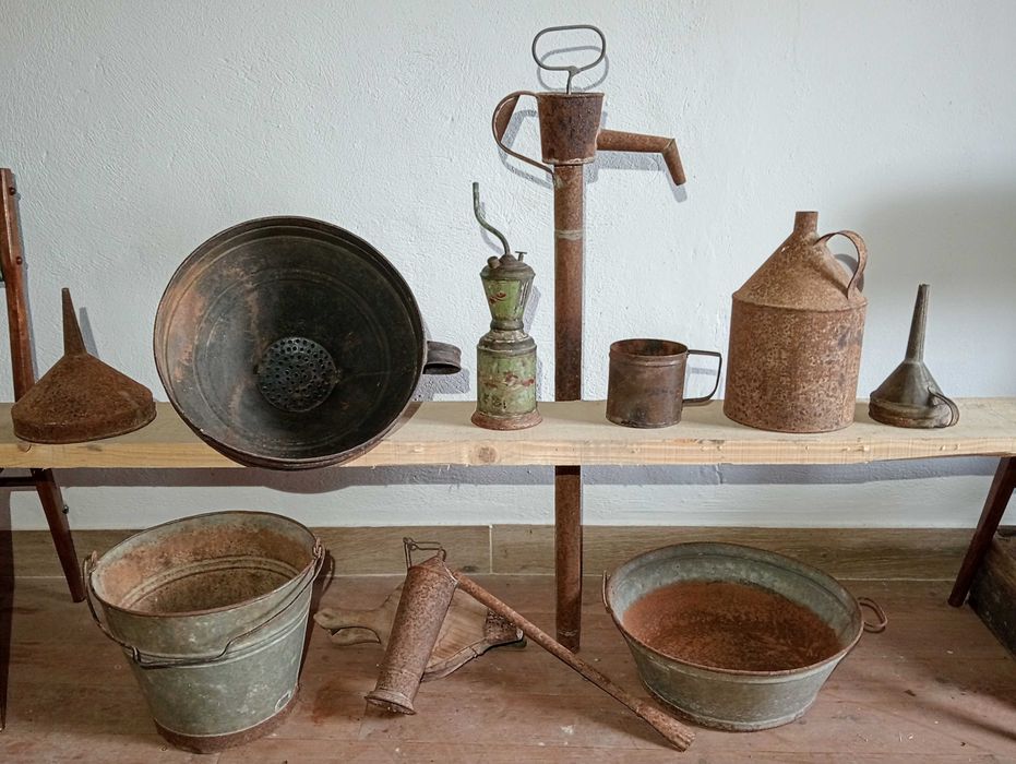 Várias peças antigas de metal - Latoeiro