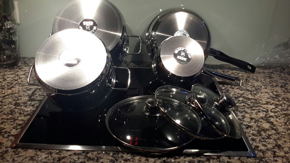 Conjunto de panelas novas para indução