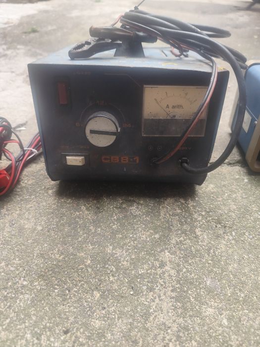 Três carregadores de baterias auto