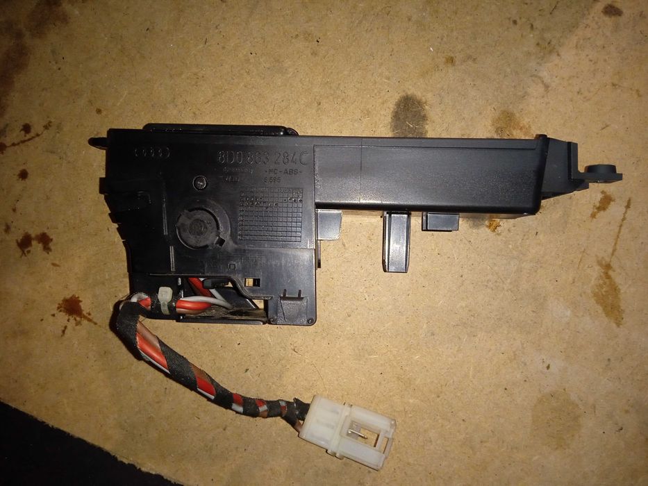 ПРИКУРИВАТЕЛЬ AUDI A4 B5 Рестайл 99-01 VAG 8D0863284C: 1 200 грн