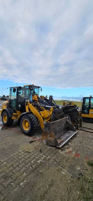 Wynajem ładowarki cat 908 z widłami