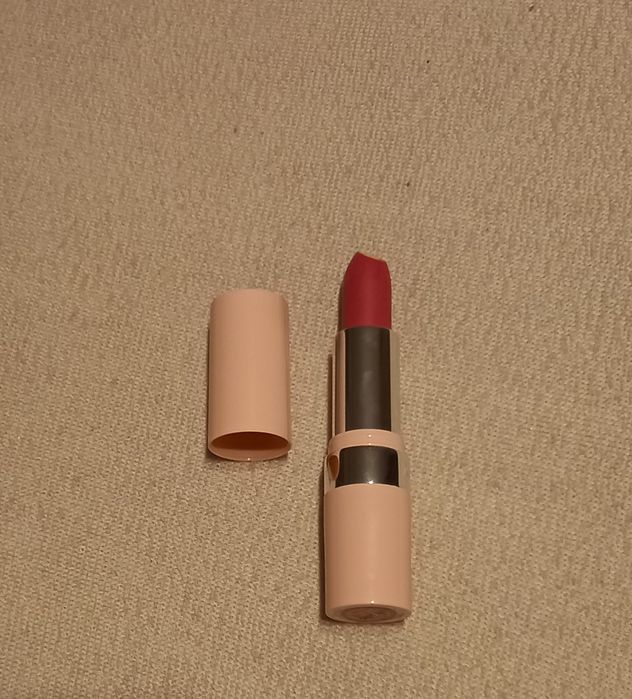 Avon Hydramatic Shine lśniąca szminka z kwasem hialuronowym Rose Berry