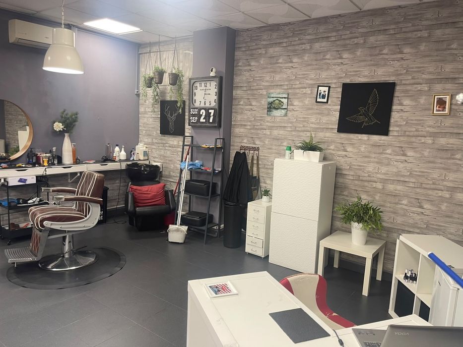 Trespasse de barbearia com muito movimento de cliente dans barbearia e fica bem situado lado pingo doce e escola