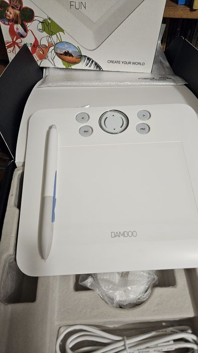 Touch Tablet Wacom Bamboo Fun com caneta
