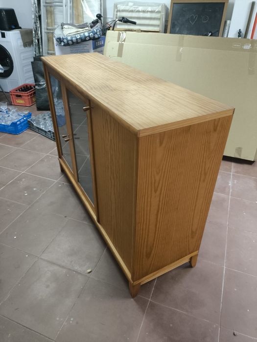 Móvel de sala com portas em vidro e madeira