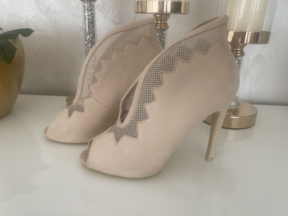 Beżowe botki z odkrytymi palcami