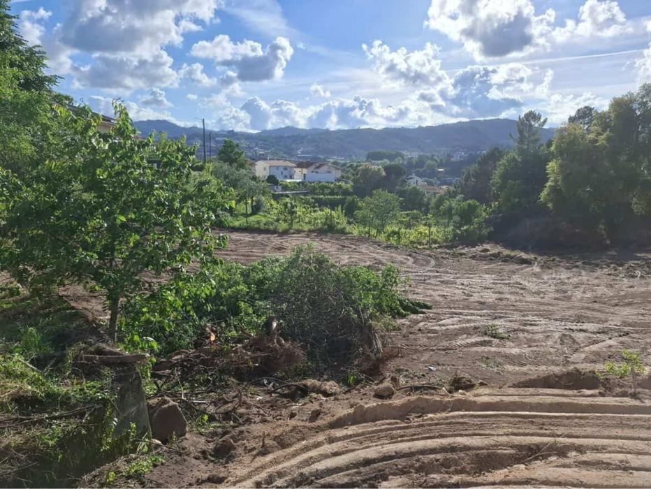 Terreno 4100m2 com possibilidade de construção.