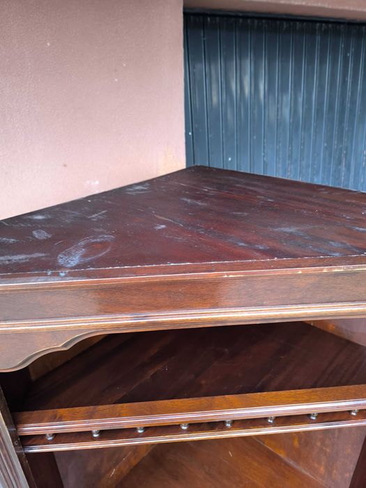 Armário de canto de madeira