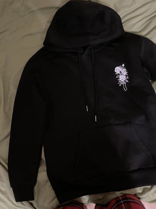 Чорне худі з принтом троянд та написом на спині