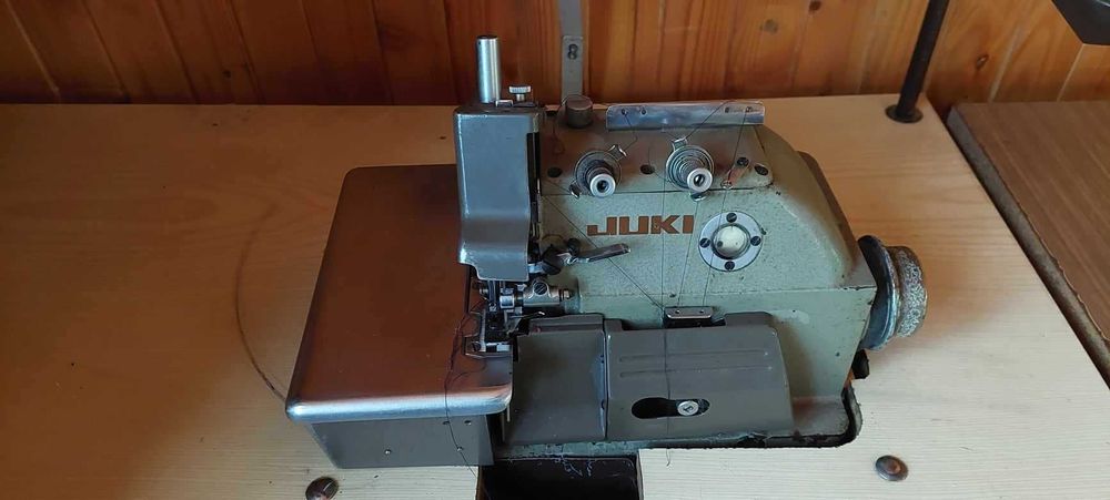 Maszyna szwalnicza - Juki pięcionitkowy