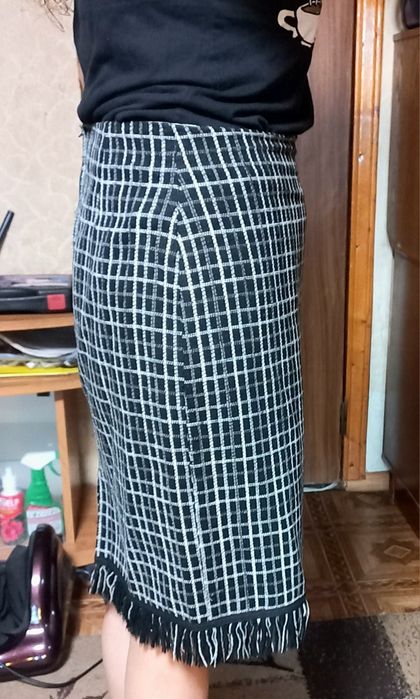 3   спідниці  , 2- зимові.  3 _ класична