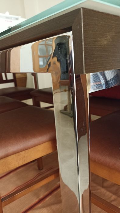 Mesa de vidro e madeira, com 2m , extensível.