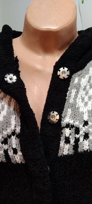 Sweter damski z kapturem