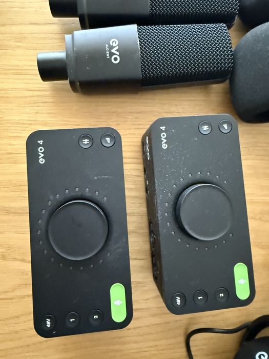 Microfone + fones (podcast)