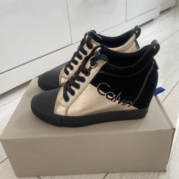 Buty sneakersy damskie na koturnie czarno złote Calvin Klein 36