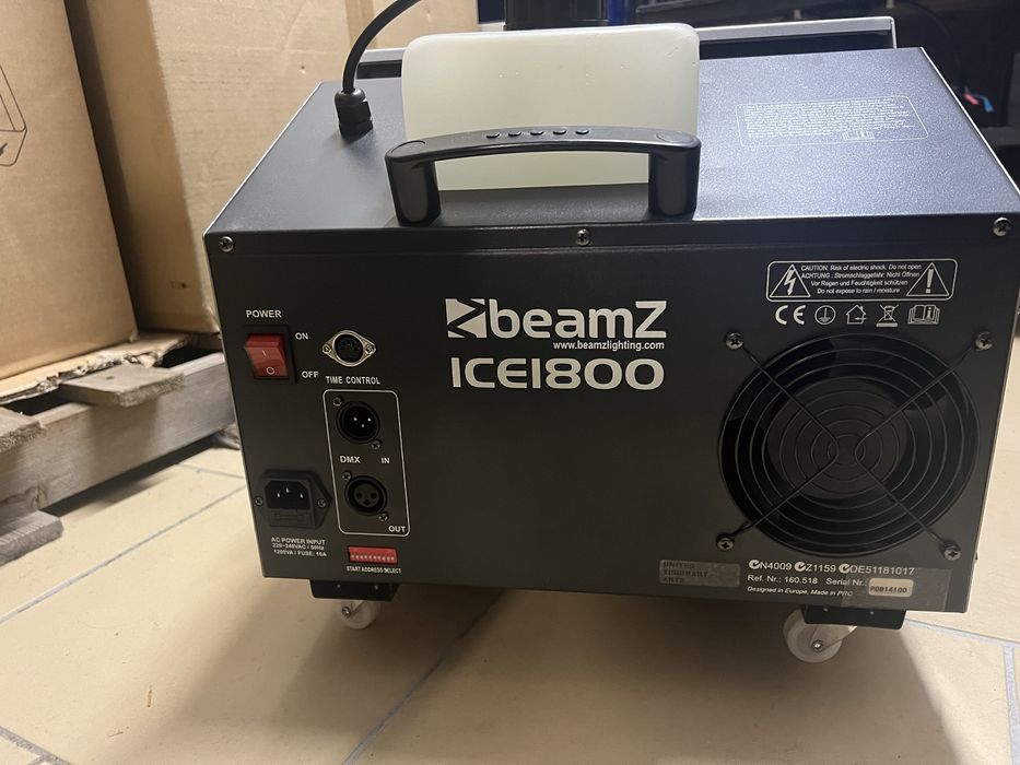Máquina de Fumo Rastejante BeamZ 1800W (ICE1800)