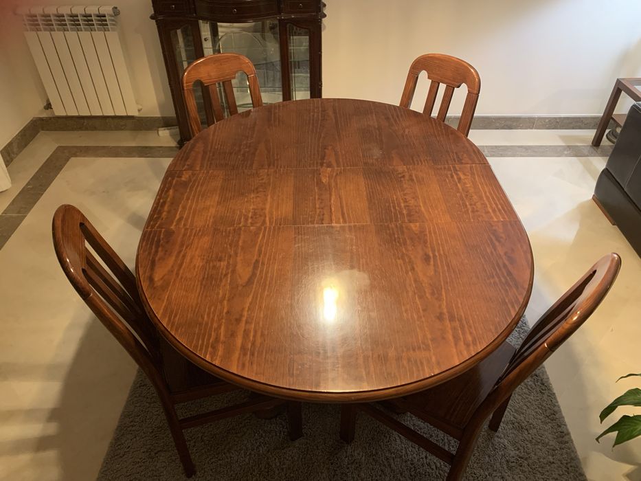 Mesa de jantar em nogueira