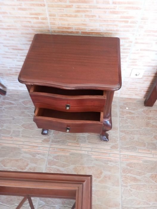 Cama de casal,estrado,mesinhas,cadeira,comoda.