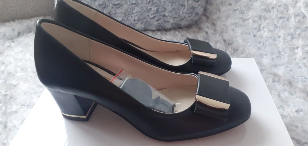 Czarne półbuty damskie Glamour