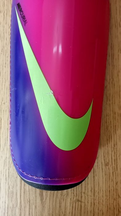 Caneleiras utilizadas 3 vezes, Nike.