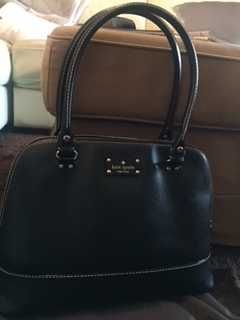 mala kate spade preta com dourado como nova com saquinho
