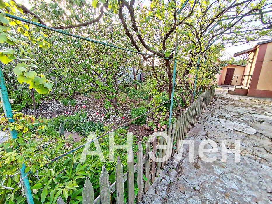 Домик у моря с большим участком