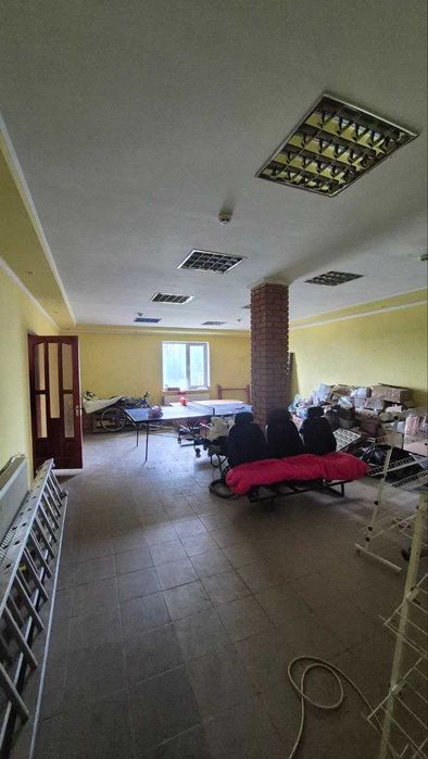 Продаж комерційного приміщення в першій лінії від центральної дороги.
