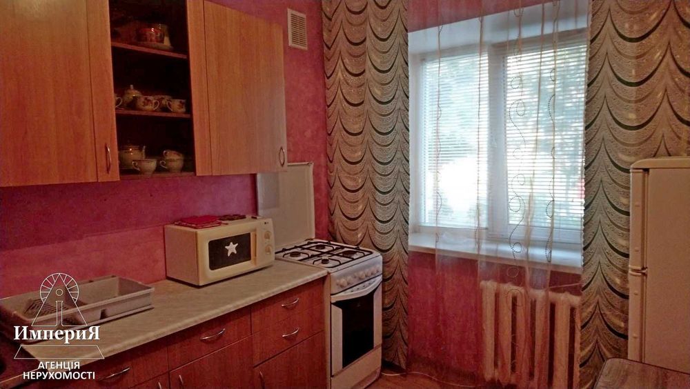 Продам однокімнатну на Січневому з косметичним ремонтом.