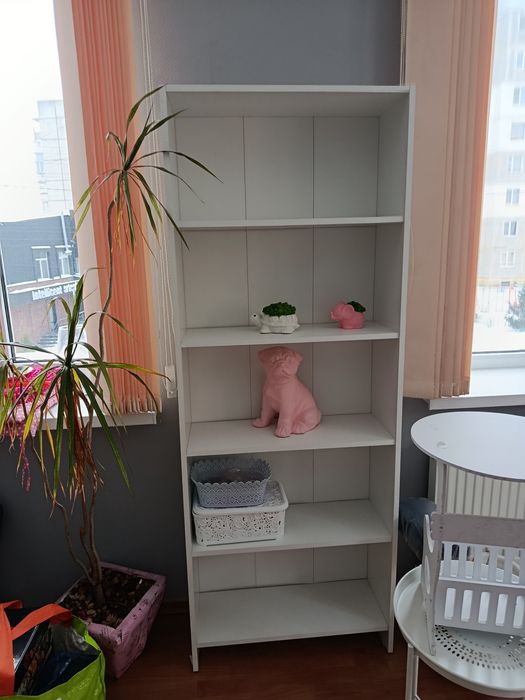 В зв'язку з закриттям кабінету продаю меблі та обладнання з