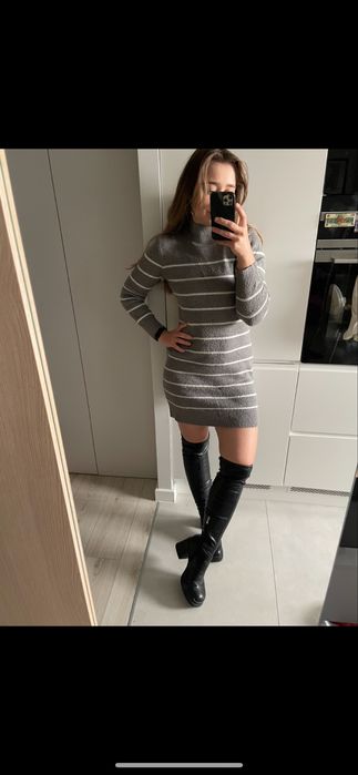 Szara sweterkowa sukienka w paski jesienna zimowa
