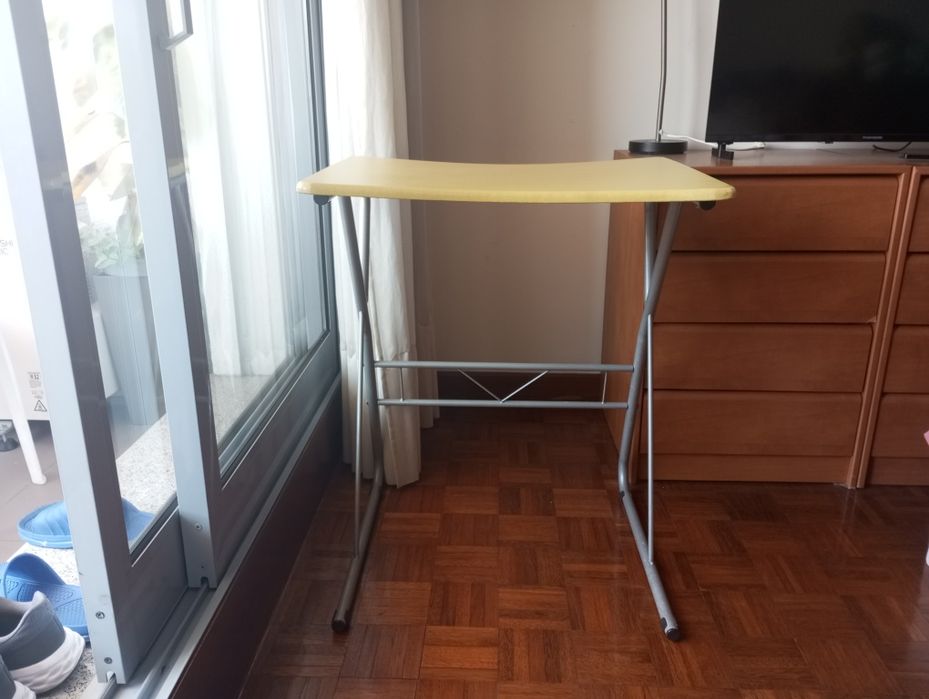 Mesa de costura em bom estado