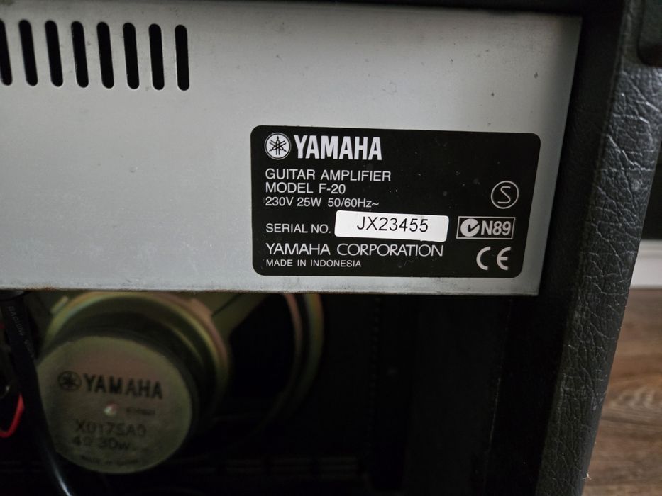 Комбопідсилювач YAMAHA F-20