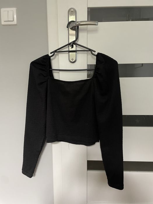 Czarny crop top Cropp z dekoltem typu serce
