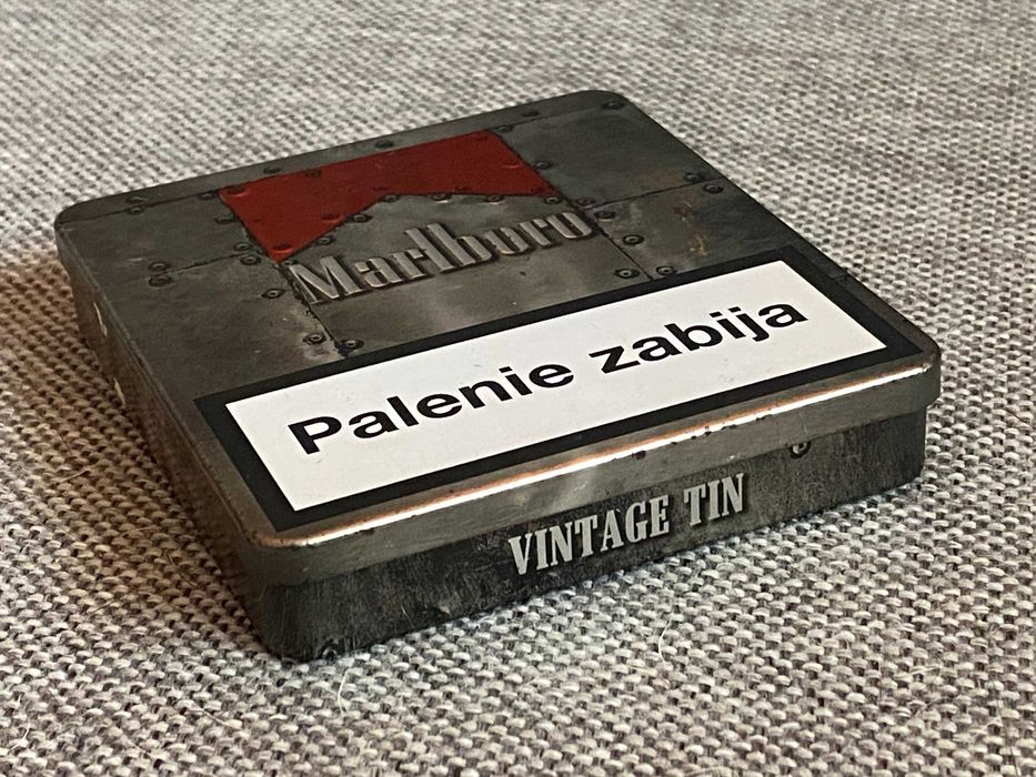 Papierośnica. Stare opakowanie papierosów Marlboro.