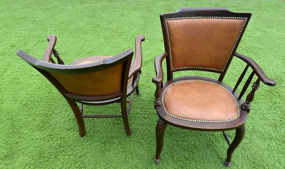 Conjunto antigo, sofá e duas poltronas de madeira  estofado de couro