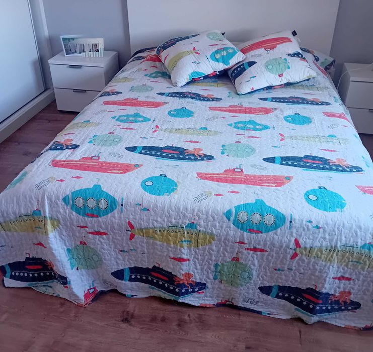 Conjunto Têxtil - colcha, almofadas, cortinas e candeeiro