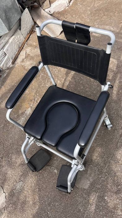 Продам інвалідну коляску в доброму стані з санітарним обладнанням