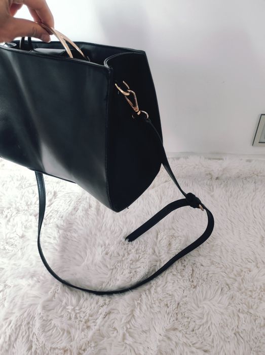 Torebka czarna na ramię złote dodatki