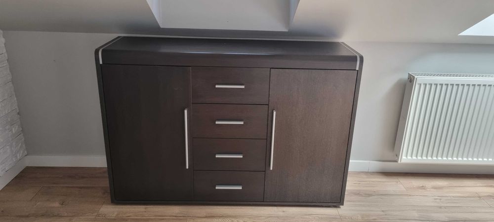 Ładny solidny zestaw mebli do sypialni