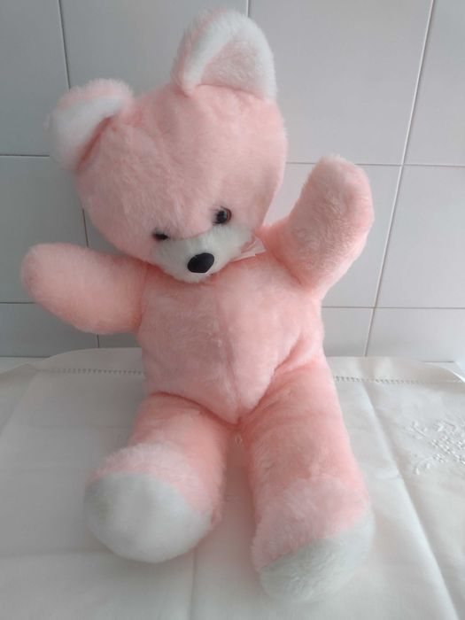 Urso de peluche corde rosa com focinho branco