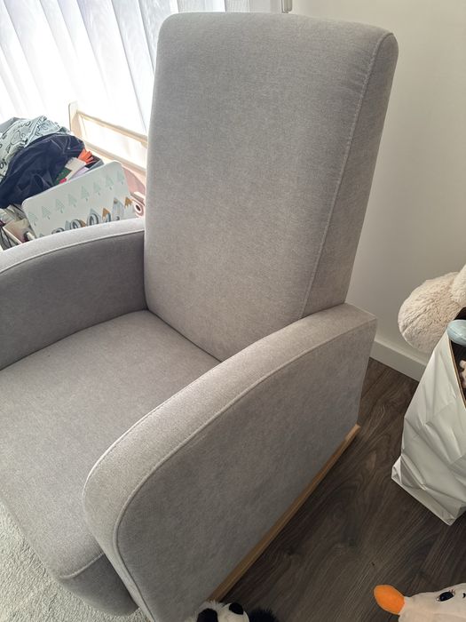 Poltrona de Amamentação com baloiço/ Poltrona Nórdica – Como Nova (custou 250€)
