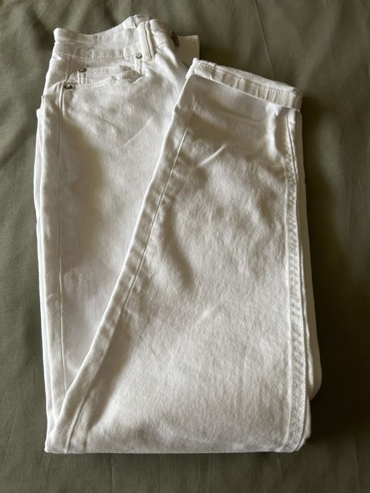 Calças brancas tipo ganga da marca stradivarius