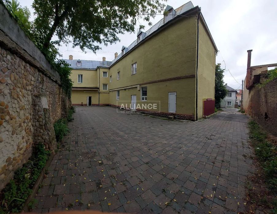 Продаж діючого офісного центру у центрі Калуша.