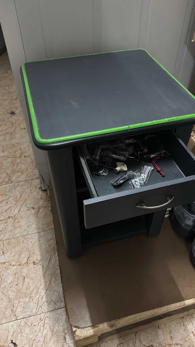 Mesa em metal para arrumações