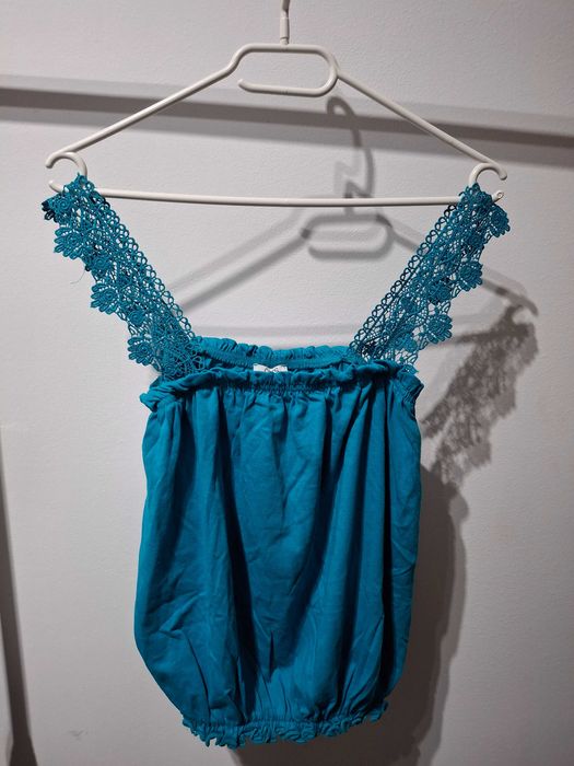 Turkusowa bluzka na ramiączkach