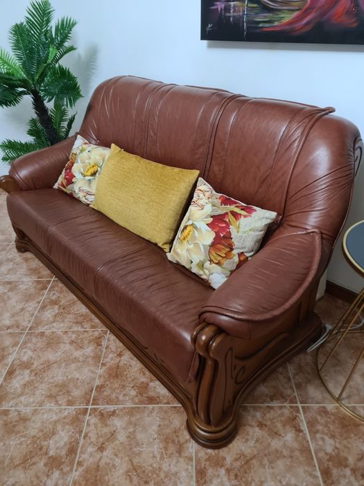 Sofá em castanho, revestido a pele