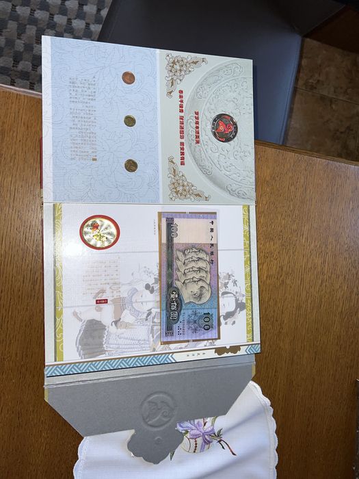Album z banknotami i monetami chinskimi 2003 rok
