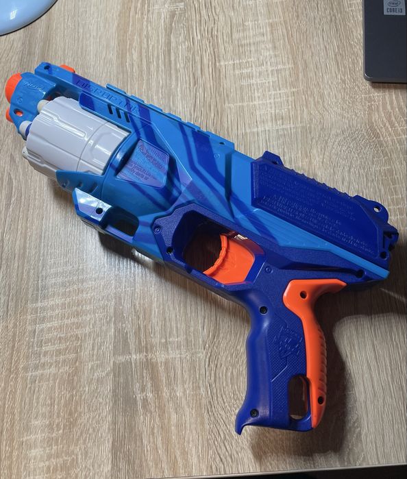 Бластер Nerf.